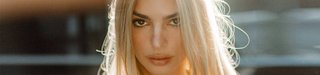Celebridad Emily Ratajkowski con cabello rubio: Artículo de Kerastase Blond Absolu