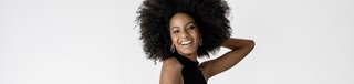 Modelo Ebonee Davis promocionando productos Kerastase