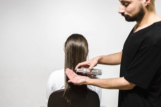 Paso 1 del tutorial de moño envuelto de Kérastase